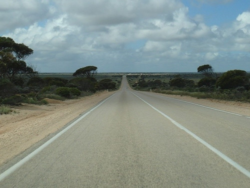 Con đường đơn điệu nhất thế giới Đường cao tốc Eyre nằm ở Australia dài 1.664 km nối liền Tây Úc với Nam Úc qua đồng bằng Nullarbor rộng lớn. Đây cũng được gọi là con đường nhàm chán nhất thế giới khi cả một chặng đường thẳng tắp vài nghìn cây số cảnh vật hai bên đường chẳng thay đổi nhiều. Con đường đơn điệu nhất thế giới Đường cao tốc Eyre nằm ở Australia dài 1.664 km nối liền Tây Úc với Nam Úc qua đồng bằng Nullarbor rộng lớn. Đây cũng được gọi là con đường nhàm chán nhất thế giới khi cả một chặng đường thẳng tắp vài nghìn cây số cảnh vật hai bên đường chẳng thay đổi nhiều.