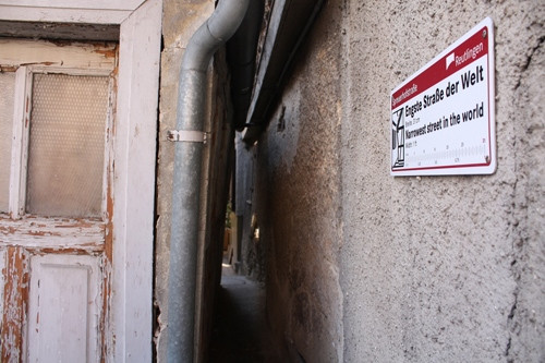 Con đường hẹp nhất thế giới Danh hiệu này thuộc về đường Spreuerhofstraße (hay còn gọi là đường số 77) tại Reutlingen, Đức. Đường được xây dựng từ năm 1727, khoảng cách rộng và hẹp nhất của đường là 50cm - 31cm. Với không ít người Đức, việc đi lại qua con đường này là một thách thức không hề nhỏ. Con đường hẹp nhất thế giới Danh hiệu này thuộc về đường Spreuerhofstraße (hay còn gọi là đường số 77) tại Reutlingen, Đức. Đường được xây dựng từ năm 1727, khoảng cách rộng và hẹp nhất của đường là 50cm - 31cm. Với không ít người Đức, việc đi lại qua con đường này là một thách thức không hề nhỏ.