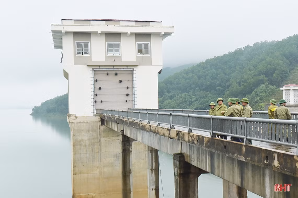 Nhanh chóng khắc phục điểm sạt lở đường sắt Bắc - Nam đoạn qua xã Đức Liên