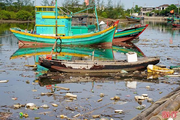 Tàu thuyền hư hỏng bị vứt bỏ ở âu thuyền Cửa Sót 