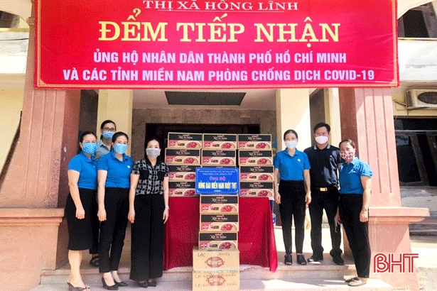 Bà con Hà Tĩnh quyên góp nhu yếu phẩm ủng hộ đồng bào miền Nam