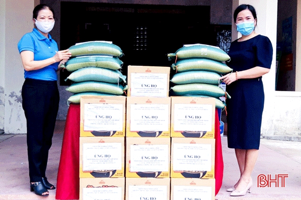 Bà con Hà Tĩnh quyên góp nhu yếu phẩm ủng hộ đồng bào miền Nam