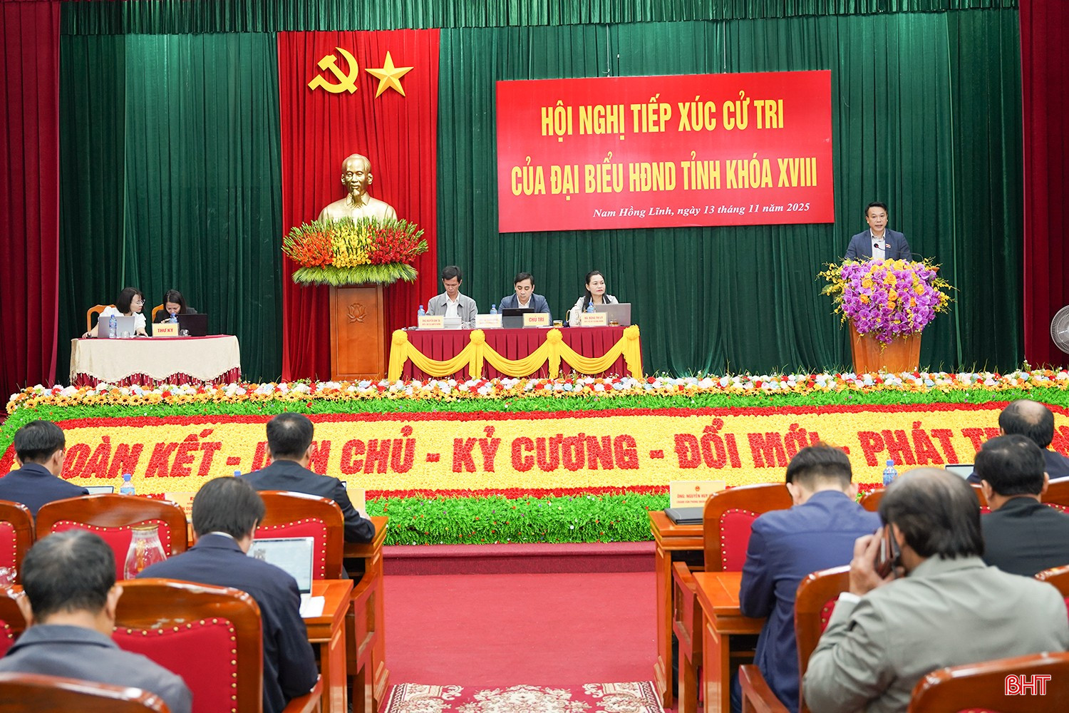 Tổ đại biểu HĐND tỉnh tiếp xúc cử tri phường Nam Hồng Lĩnh.