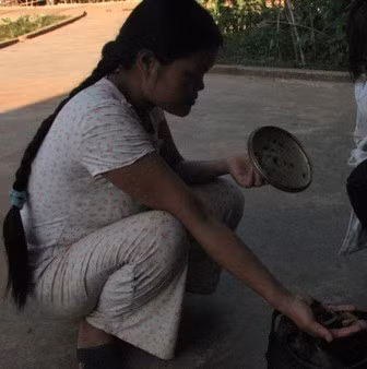 Con gái đã khỏe nhưng chị Hường vẫn tiếp tục dùng thuốc giải ma thuốc độc để tắm cho con hàng ngày