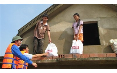 Phối hợp với Báo Tuổi trẻ trao quà cho bà con Hương Đô (Hương khê)