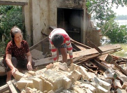 Nhà bà Nguyễn Thị Nghĩa bị lũ đánh sập Sau nhiều ngay ngâm trong nước lũ, nhiều người đã bị nước ăn chân Chị Trần Thi Soa ngán ngẫm chưa biết tính sao khi nước lũ rút để lại toàn cát trên 2 sào ruộng của gia đình Không chỉ ruộng chị Soa mà cả xã Liên Minh có đến 5 ha bị ngập cát Tường bao phía trước trường THCS bị đổ hoàn toàn... phía sau đổ một nửa Hàng chục bàn ghế hư hỏng, rữa ra sau khi nước rút