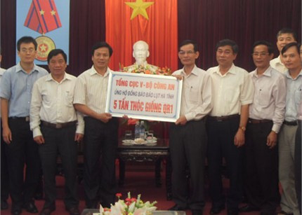 Lãnh đạo Tổng cục V trao quà hỗ trợ cho UBND tỉnh Hà Tĩnh