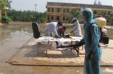 Cán bộ TTYTDP huyện phun tiêu độc khử trùng phòng chống dịch bệnh sau lũ tại các trường học