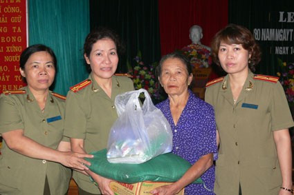 Ban công tác nữ (Công an TP Hà Nội) và Công an Hà Tĩnh tặng quà cho người dân xã Đức Nhân (Đức Thọ)