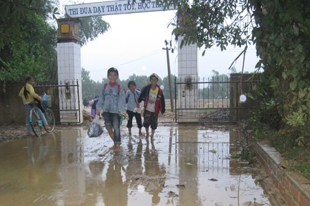 Sân Trường Tiểu học Hương Đô vẫn còn lầy lội