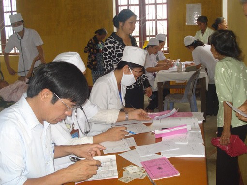 Các y, bác sỹ Bệnh viện đa khoa huyện Hương Sơn trực tiếp cấp phát thuốc và khám chữa bệnh cho người dân tại các xã vùng lũ Các y, bác sỹ Bệnh viện đa khoa huyện Hương Sơn trực tiếp cấp phát thuốc và khám chữa bệnh cho người dân tại các xã vùng lũ
