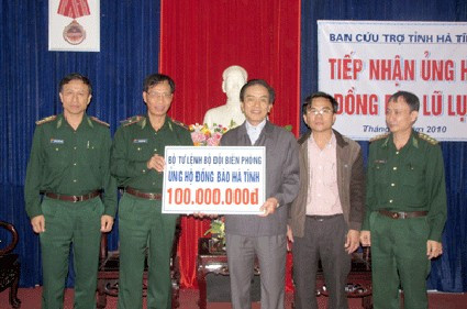 Phó Bí thư Thường trực Tỉnh ủy Hà Tĩnh Đinh Xuân Việt tiếp nhận quà của Bộ đội Biên phòng Việt Nam