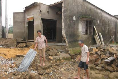 Gia tài vợ chồng ông Bính chỉ còn là đống gạch vụn