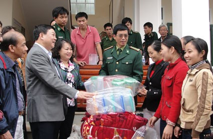 Đoàn công tác Bệnh viện Bạch Mai phối hợp với Bộ đội Biên phòng Hà Tĩnh trao quà cho người dân xã Sơn Tiến (Hương Sơn)