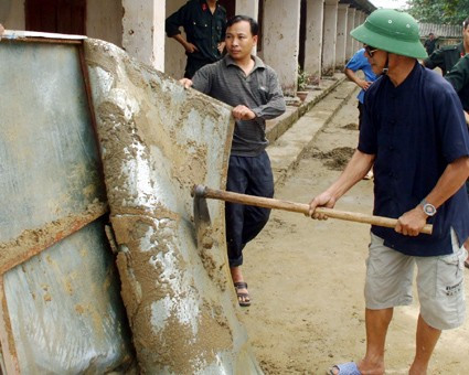 Giáo viên, phụ huynh tích cực dọn dẹp 9 Bác sỹ của bệnh viện Nguyễn Tri Phương (TP Hồ Chí Minh) kiểm tra sức khoẻ cho người dân sau lũ kiểm tra đường hô hấp cấp thuốc miễn phí và hướng dẫn sử dụng cho người dân