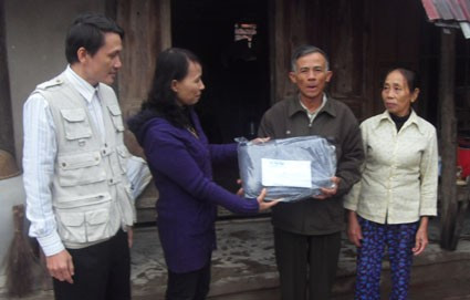 Đại diện Ban Biên tập Báo Hà Tĩnh trao quà cho thương binh Nguyễn Văn Báu ở xã Cẩm Thạch (Cẩm Xuyên)