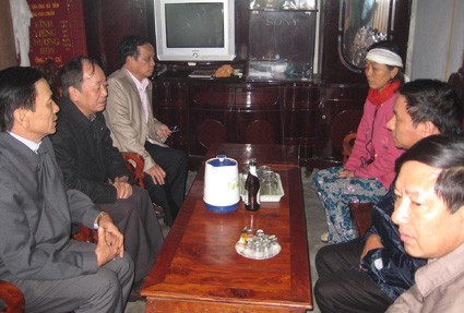 Đồng chí Phan Diễn thăm hỏi và tặng quà cho gia đình có người thiệt hại trong lũ tại xã Vượng Lộc (Can Lộc)...