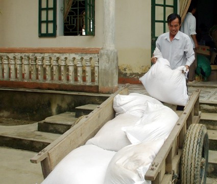 Chính quyền địa phương tích cực đưa gạo đến người dân ĐVTN trường Trung cấp Kỹ nghệ Hà Tĩnh đến giúp trường THCS lấp mặt bằng... nạo vét lớp bùn đất Lực lượng Cảnh sát cơ động (Bộ Công an) giúp dọn dẹp vệ sinh môi trường