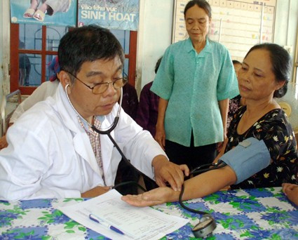 Giáo viên, phụ huynh tích cực dọn dẹp 9 Bác sỹ của bệnh viện Nguyễn Tri Phương (TP Hồ Chí Minh) kiểm tra sức khoẻ cho người dân sau lũ kiểm tra đường hô hấp cấp thuốc miễn phí và hướng dẫn sử dụng cho người dân