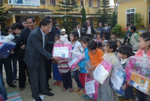 Đoàn công tác Quốc hội tặng quà cho các em học sinh Trường Tiểu học Đức Bồng (Vũ Quang)