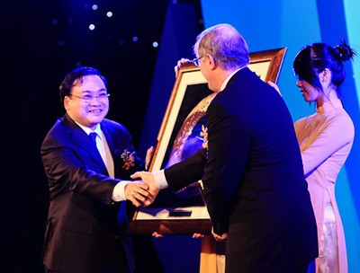 Phó Thủ tướng Chính phủ Hoàng Trung Hải và Chủ tịch Intel Paul Otellini. Ảnh: Intel.