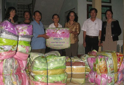 Đoàn cán bộ Hội Nông dân tỉnh Thừa Thiên - Huế tặng quà nhân dân vùng lũ Hà Tĩnh