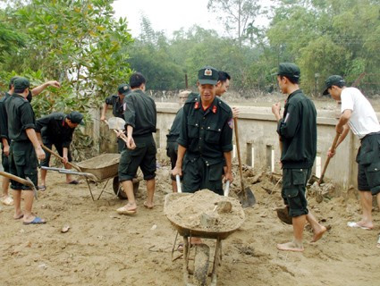 Chính quyền địa phương tích cực đưa gạo đến người dân ĐVTN trường Trung cấp Kỹ nghệ Hà Tĩnh đến giúp trường THCS lấp mặt bằng... nạo vét lớp bùn đất Lực lượng Cảnh sát cơ động (Bộ Công an) giúp dọn dẹp vệ sinh môi trường