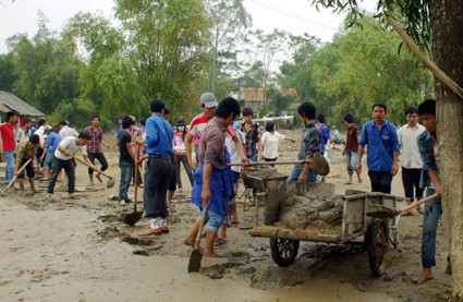 Chính quyền địa phương tích cực đưa gạo đến người dân ĐVTN trường Trung cấp Kỹ nghệ Hà Tĩnh đến giúp trường THCS lấp mặt bằng... nạo vét lớp bùn đất Lực lượng Cảnh sát cơ động (Bộ Công an) giúp dọn dẹp vệ sinh môi trường