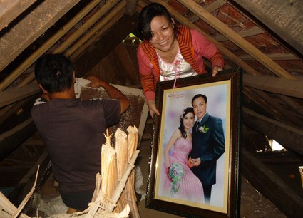 Vợ chồng Nhàn - Phương đưa ảnh về từ nơi tránh lũ