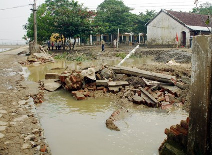 Nhà bà Nguyễn Thị Nghĩa bị lũ đánh sập Sau nhiều ngay ngâm trong nước lũ, nhiều người đã bị nước ăn chân Chị Trần Thi Soa ngán ngẫm chưa biết tính sao khi nước lũ rút để lại toàn cát trên 2 sào ruộng của gia đình Không chỉ ruộng chị Soa mà cả xã Liên Minh có đến 5 ha bị ngập cát Tường bao phía trước trường THCS bị đổ hoàn toàn... phía sau đổ một nửa Hàng chục bàn ghế hư hỏng, rữa ra sau khi nước rút