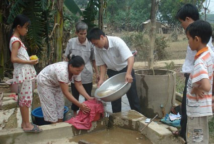 Cán bộ Phòng Tài nguyên - Môi trường huyện Vũ Quang hướng dẫn nhân dân xã Đức Bồng xử lý nguồn nước sinh hoạt bị ô nhiễm