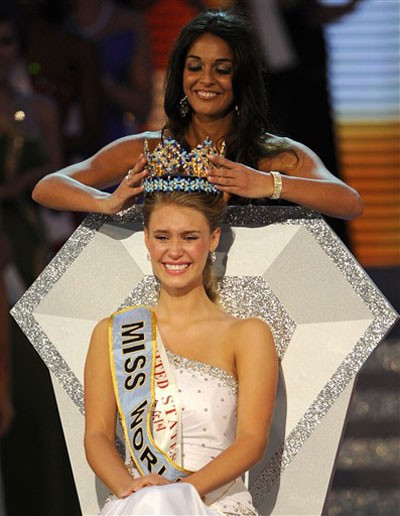 Hoa hậu Mỹ Alexandria Mills bật khóc khi được người tiền nhiệm Kaiane Aldorino (Gibraltar) trao vương miện Miss World. Ảnh: AFP.