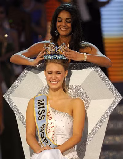 Hoa hậu Mỹ Alexandria Mills bật khóc khi được người tiền nhiệm Kaiane Aldorino (Gibraltar) trao vương miện Miss World. Ảnh: AFP.