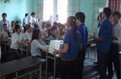 Đoàn viên thanh niên các trường Đại học, cao đẳng ở Huế quyên góp ủng hộ đồng bào lũ lụt Hà Tĩnh