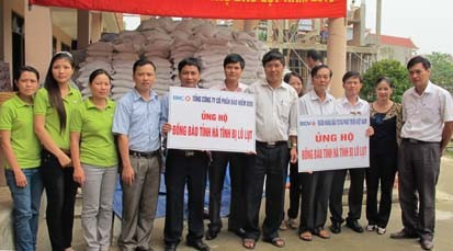 Đại diện BIDV trao quà hỗ trợ cho huyện Nghi Xuân