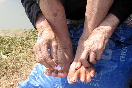 Nhà bà Nguyễn Thị Nghĩa bị lũ đánh sập Sau nhiều ngay ngâm trong nước lũ, nhiều người đã bị nước ăn chân Chị Trần Thi Soa ngán ngẫm chưa biết tính sao khi nước lũ rút để lại toàn cát trên 2 sào ruộng của gia đình Không chỉ ruộng chị Soa mà cả xã Liên Minh có đến 5 ha bị ngập cát Tường bao phía trước trường THCS bị đổ hoàn toàn... phía sau đổ một nửa Hàng chục bàn ghế hư hỏng, rữa ra sau khi nước rút