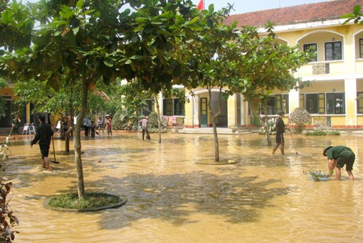 Lực lượng quân sự và phụ huynh giúp đỡ GV trường Tiểu học Sơn Tân dọn vệ sinh trường lớp