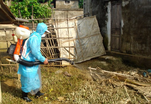 Cán bộ TTYT dự phòng huyện phun thuốc phòng dịch tai các xã ngập lụt Cán bộ TTYT dự phòng huyện phun thuốc phòng dịch tai các xã ngập lụt