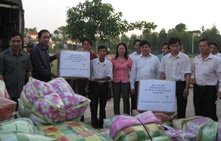 Phó Chủ tịch Hội Nông dân Việt Nam Lều Vũ Điều thăm và tặng quà cho nhân dân xã Cẩm Mỹ (Cẩm Xuyên)