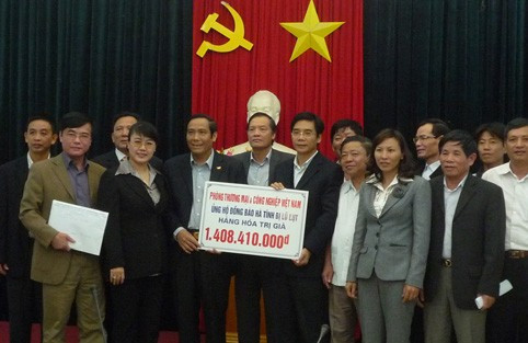 Đoàn công tác của Quốc hội và đại diện Phòng Thương mại – Công nghiệp Việt Nam trao quà ủng hộ cho đồng bào vùng lũ Hà Tĩnh