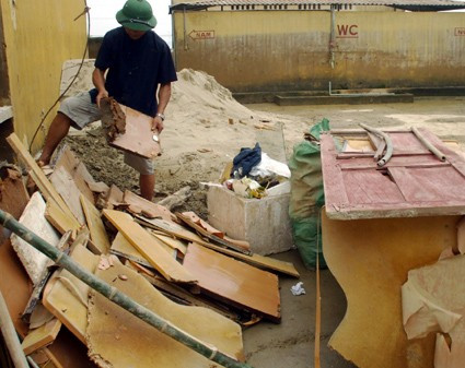 Nhà bà Nguyễn Thị Nghĩa bị lũ đánh sập Sau nhiều ngay ngâm trong nước lũ, nhiều người đã bị nước ăn chân Chị Trần Thi Soa ngán ngẫm chưa biết tính sao khi nước lũ rút để lại toàn cát trên 2 sào ruộng của gia đình Không chỉ ruộng chị Soa mà cả xã Liên Minh có đến 5 ha bị ngập cát Tường bao phía trước trường THCS bị đổ hoàn toàn... phía sau đổ một nửa Hàng chục bàn ghế hư hỏng, rữa ra sau khi nước rút