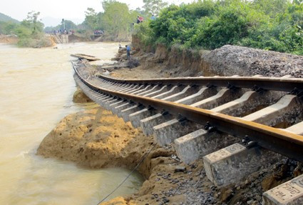 Đường sắt từ Km 350+725 đến Km 351+300 bị nước cuốn trôi