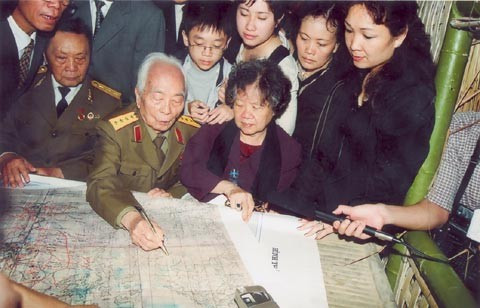 Đại tướng Võ Nguyên Giáp thăm lại hầm chỉ huy ở Mường Phăng sau 50 năm. Ảnh: Internet