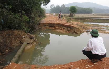 Tuyến đường liên xã Đức Giang bị lũ cắt thành khe