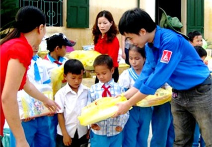 Đại diện đoàn trao quà cho học sinh Trường Tiểu học Cẩm Vịnh (Cẩm Xuyên)