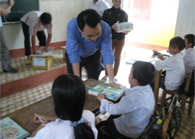 Bí thư Thành đoàn TP HCM tặng sách cho học sinh trường Tiểu học Hương Thu (xã Hà Linh)...