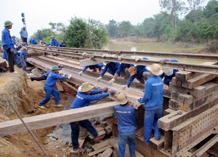 Lực lượng công nhân đường sắt tích cực làm việc 24/24 giờ để đường sắt bắc - nam thông tuyến