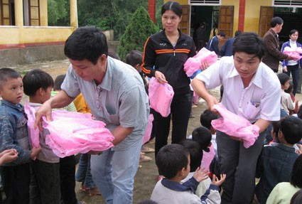 Đoàn Báo Nông thôn Ngày nay trao quà cho học sinh Hương Khê