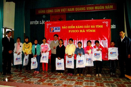 Học sinh trường THCS Nguyễn Hằng Chi ( xã Ích Hậu) nhận quà cứu trợ của Công ty Bảo hiểm PJICO Hà Tĩnh