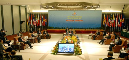 Thủ tướng Nguyễn Tấn Dũng chủ trì phiên họp kín với các trưởng đoàn tham dự Hội nghị ASEAN lần thứ 17 Thủ tướng Nguyễn Tấn Dũng chủ trì phiên họp kín với các trưởng đoàn tham dự Hội nghị ASEAN lần thứ 17